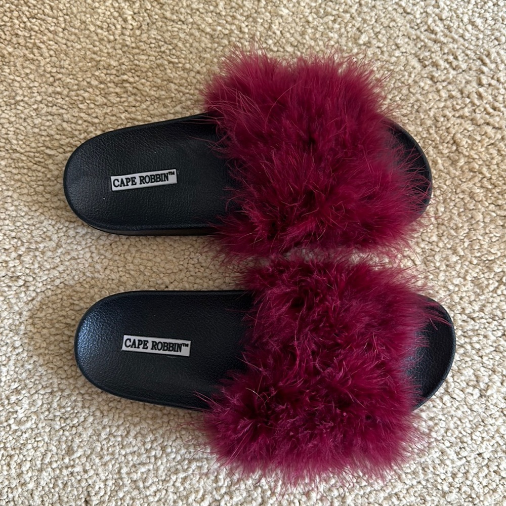 Wine red cape Robbin feather slides